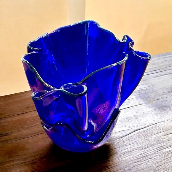 Hand-Blown Ultramarine Lotus Handkerchief Glass Vase - Picture 7 of 16